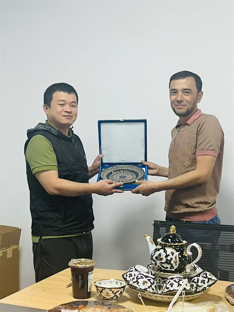 Pedagang luar negeri mengunjungi perusahaan kami untuk memulai perjalanan baru ekspor mobil